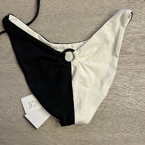 Bikini - Picture 1 of 4